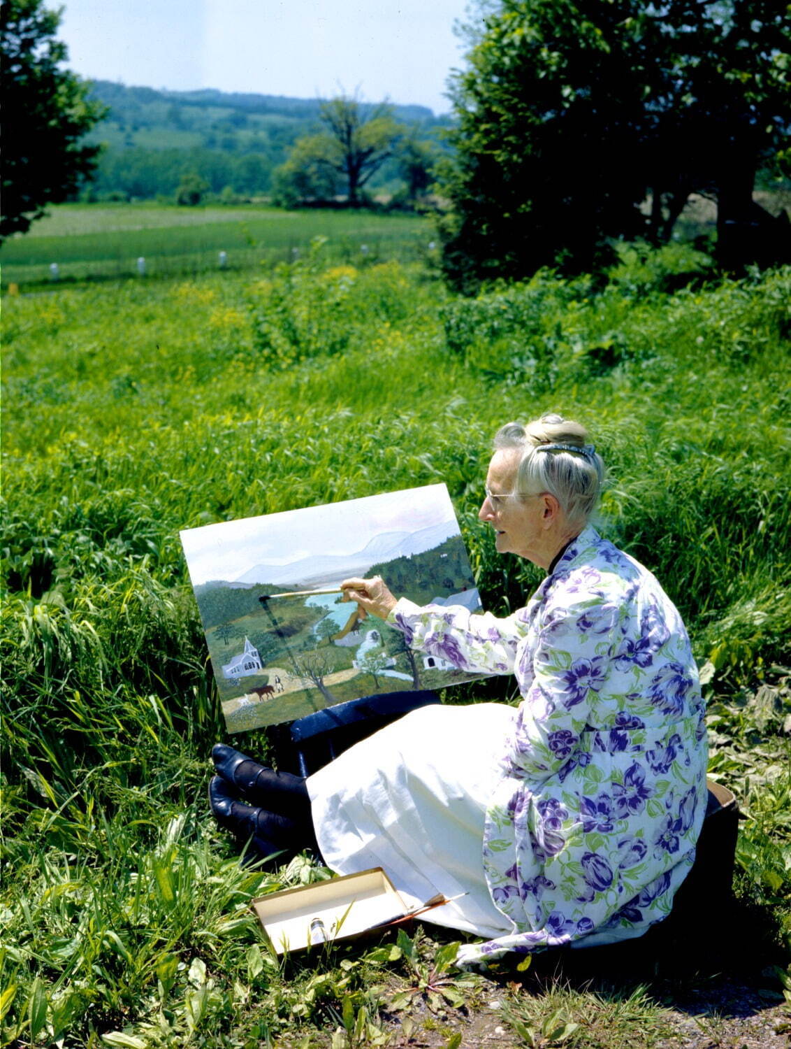 庭で絵を描くグランマ・モーゼス 1946年 写真：Ifor Thomas
(ギャラリー・セント・エティエンヌ、ニューヨーク寄託)