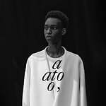 アトウ“オーバーサイズ×ペールトーン”のトレンチコート＆ノーカラージャケットなど、青山本店では受注会｜写真1