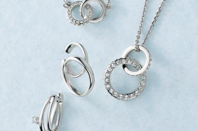 アテニア×ヴァンドームブティック"永遠の愛"テーマ、サークルモチーフネックレス＆イヤーカフ
