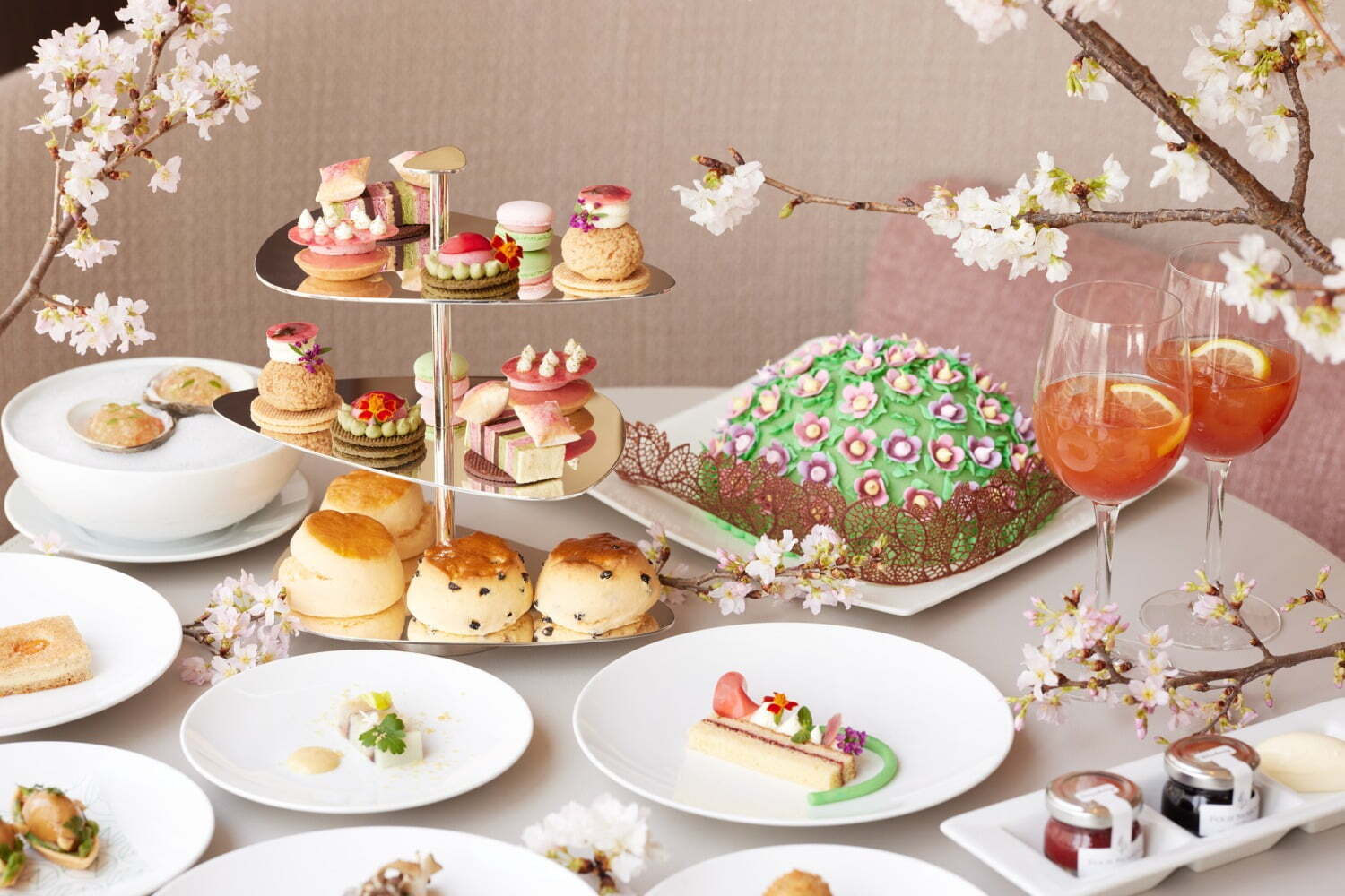 フォーシーズンズホテル丸の内 東京「桜アフタヌーンティー」プリンセスケーキやさくらマカロン