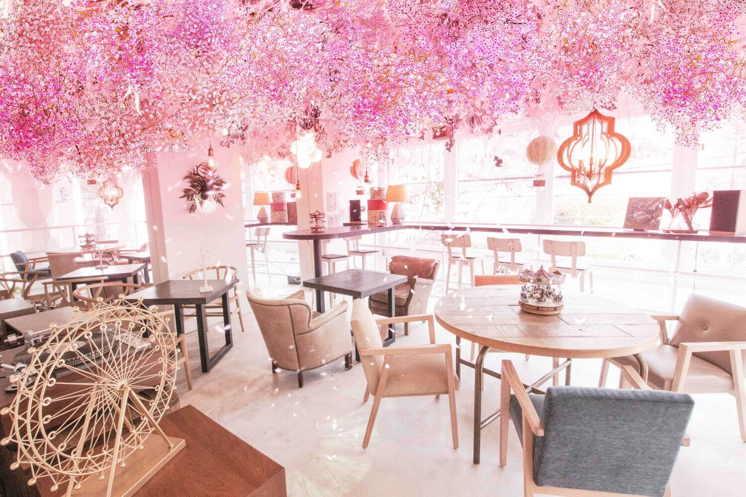 “食×アート”のカフェ「ツリーバイネイキッド」苺＆抹茶の春限定ミルフィーユ、店内では桜が満開に｜写真1