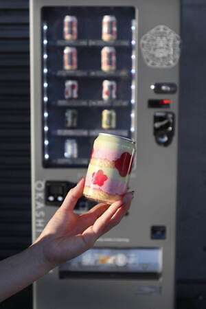 “ショートケーキ缶”新作は木苺×ピスタチオの「花見缶」渋谷マークシティ前に自販機も登場｜写真4