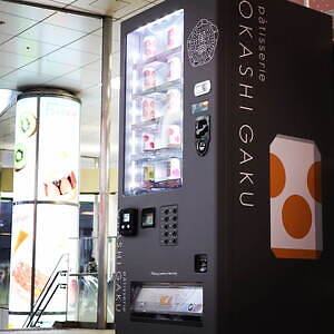 “ショートケーキ缶”新作は木苺×ピスタチオの「花見缶」渋谷マークシティ前に自販機も登場｜写真2