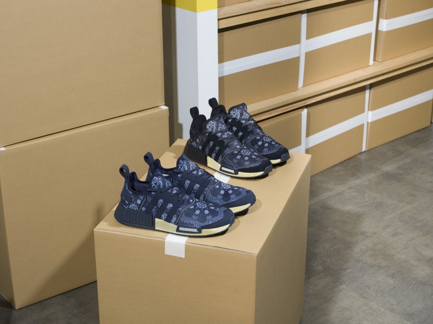 「NMD R1 NBHD」各22,000円