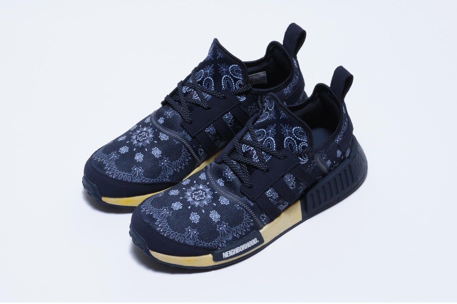 アディダス オリジナルス×ネイバーフッド“バンダナ柄”スニーカー「NMD R1 NBHD」が再販