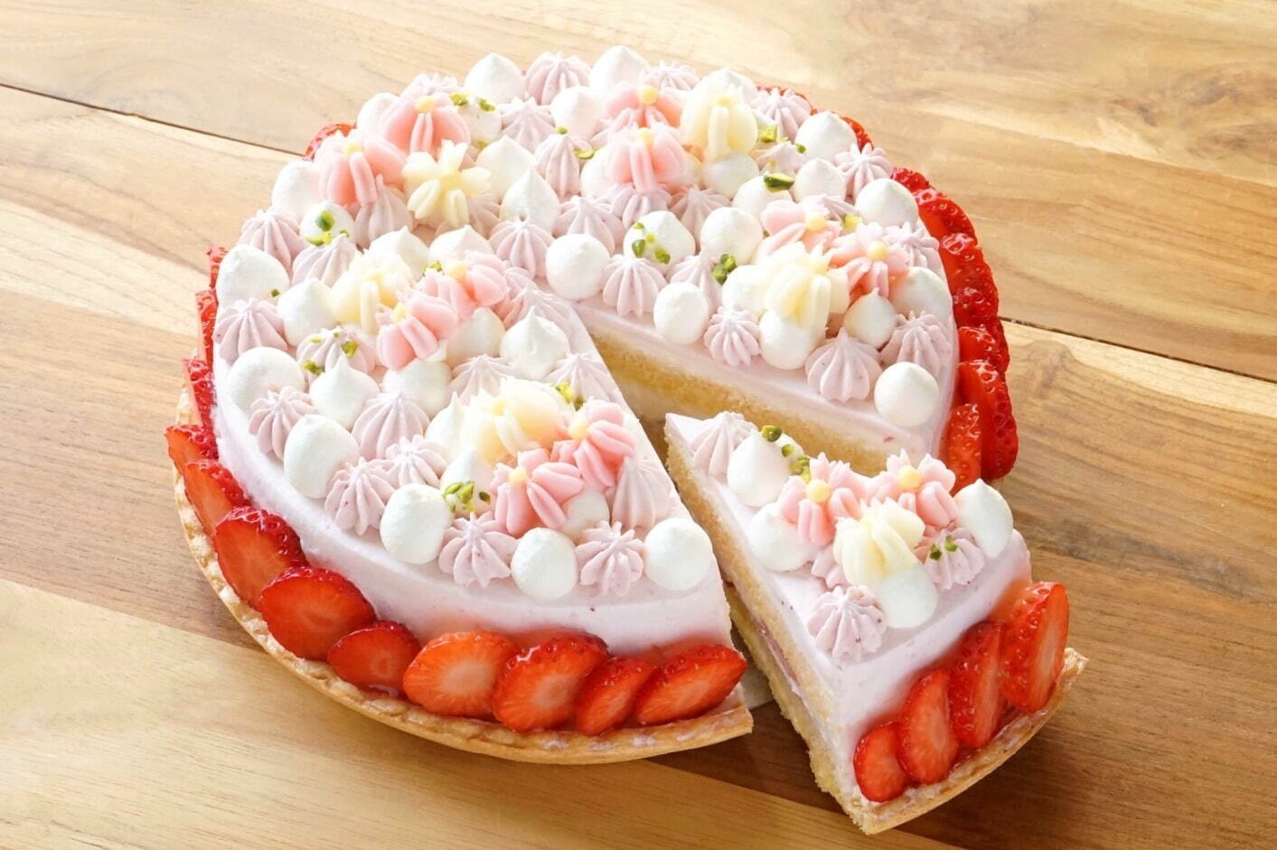 "満開の桜"モチーフの苺ショートタルト＆苺の贅沢パフェ、サンデーブランチ下北沢店で