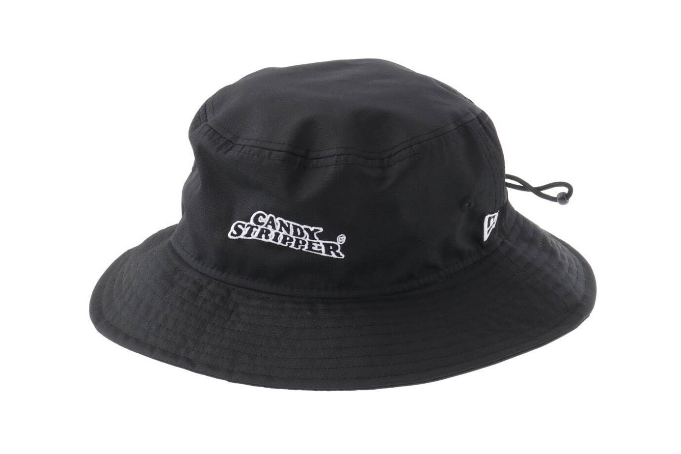 ニューエラ×キャンディ ストリッパー、オリジナルロゴ入りバケットハット＆オールブラックのバックパック