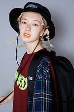 ニューエラ×キャンディ ストリッパー、オリジナルロゴ入りバケットハット＆オールブラックのバックパック｜写真8