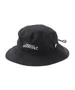 ニューエラ×キャンディ ストリッパー、オリジナルロゴ入りバケットハット＆オールブラックのバックパック｜写真1