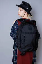 ニューエラ×キャンディ ストリッパー、オリジナルロゴ入りバケットハット＆オールブラックのバックパック｜写真9