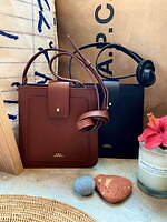 A.P.C.春のアクセサリー特集、ベストセラー財布のミニサイズ＆高級感レザーのエアポッズ ケース｜写真9