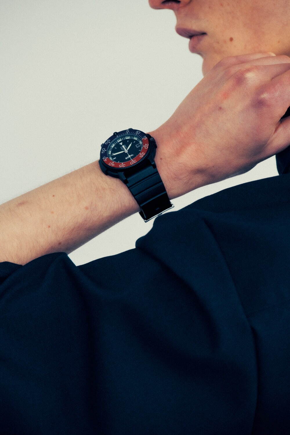 ソフネット×ルミノックスの限定腕時計、ダイバーズウォッチのベゼルデザイン＆シリアルナンバー入り｜写真1