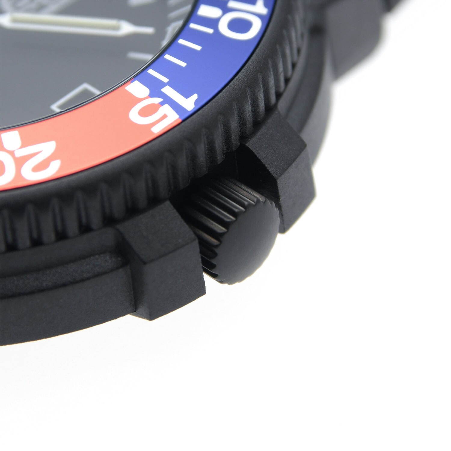 ソフネット×ルミノックスの限定腕時計、ダイバーズウォッチのベゼルデザイン＆シリアルナンバー入り｜写真6