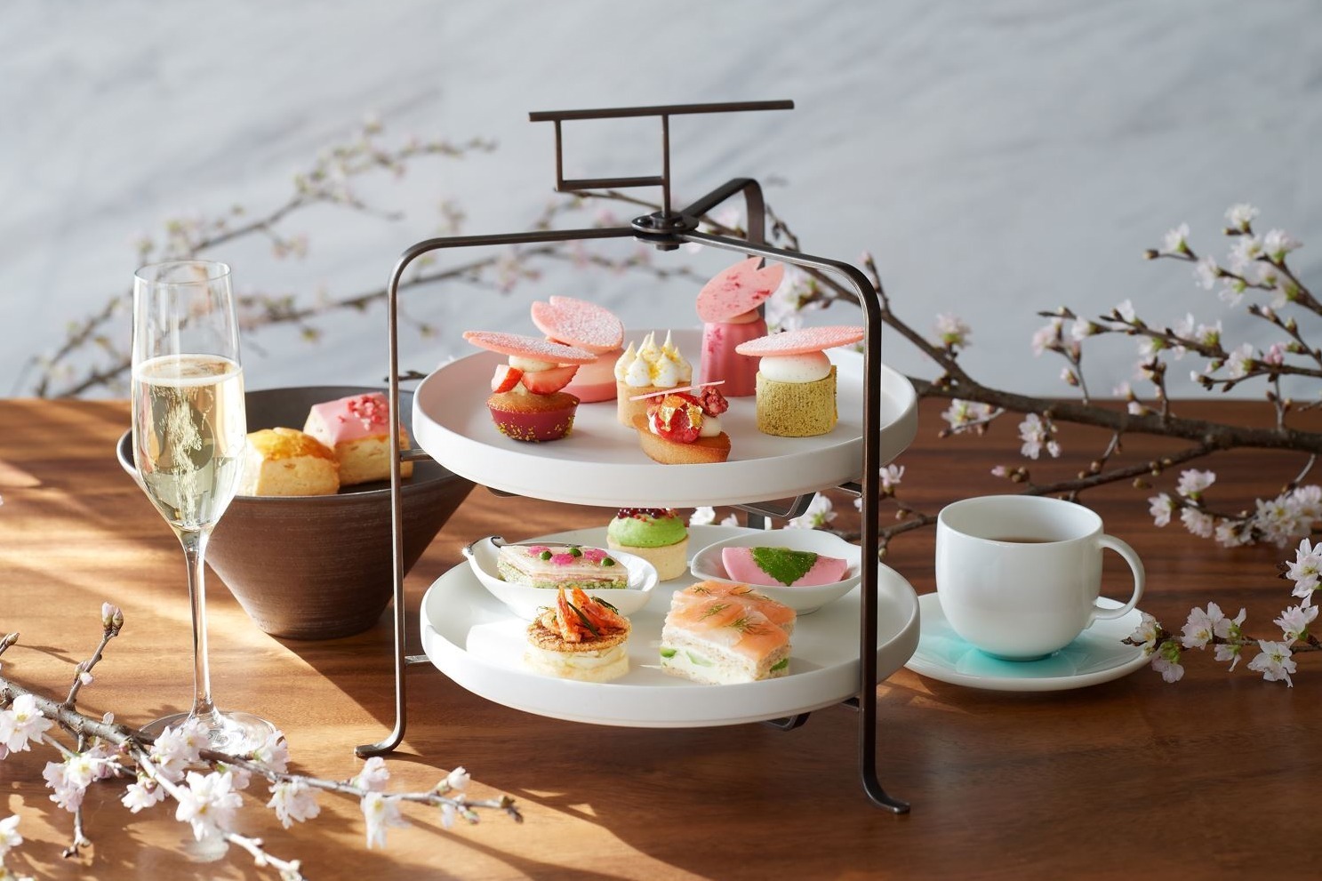 フォーシーズンズホテル東京大手町の桜アフタヌーンティー、"花びら"をのせたピスタチオや苺スイーツ