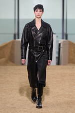 クロエ 2022-23年秋冬コレクション - 女性の力強さと気品を衣服に込めて｜写真1