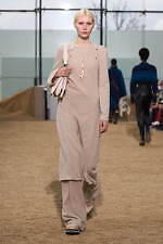 クロエ 2022-23年秋冬コレクション - 女性の力強さと気品を衣服に込めて｜写真12