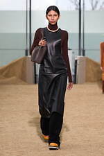 クロエ 2022-23年秋冬コレクション - 女性の力強さと気品を衣服に込めて｜写真16