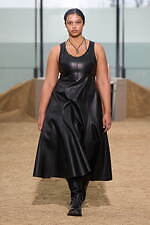 クロエ 2022-23年秋冬コレクション - 女性の力強さと気品を衣服に込めて｜写真19