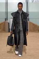 クロエ 2022-23年秋冬コレクション - 女性の力強さと気品を衣服に込めて｜写真20