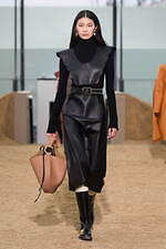 クロエ 2022-23年秋冬コレクション - 女性の力強さと気品を衣服に込めて｜写真21