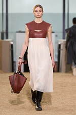 クロエ 2022-23年秋冬コレクション - 女性の力強さと気品を衣服に込めて｜写真23