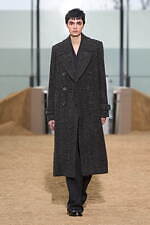 クロエ 2022-23年秋冬コレクション - 女性の力強さと気品を衣服に込めて｜写真28