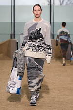 クロエ 2022-23年秋冬コレクション - 女性の力強さと気品を衣服に込めて｜写真37