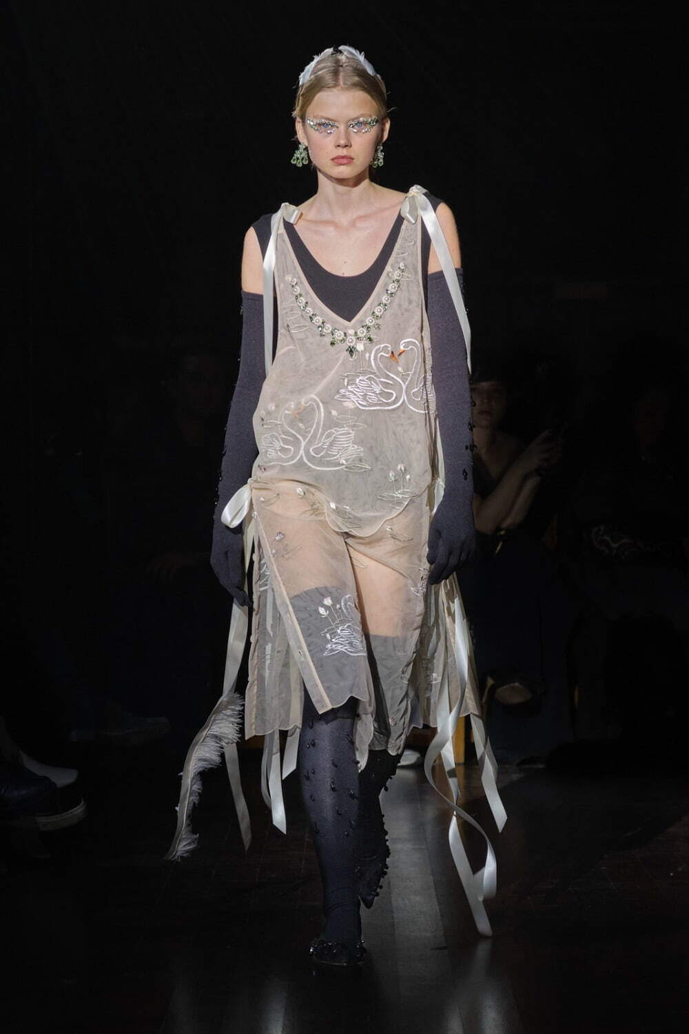 シモーネ ロシャ22-23年秋冬コレクション - 翼が折れた暗く、美しい白鳥たち｜写真15