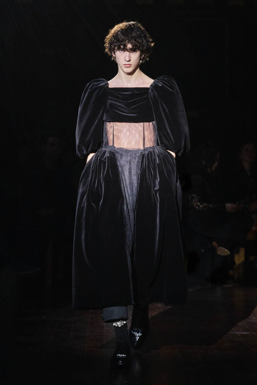 シモーネ ロシャ22-23年秋冬コレクション - 翼が折れた暗く、美しい白鳥たち｜写真33