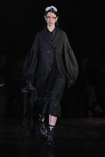 シモーネ ロシャ22-23年秋冬コレクション - 翼が折れた暗く、美しい白鳥たち｜写真2