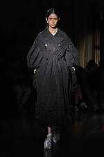 シモーネ ロシャ22-23年秋冬コレクション - 翼が折れた暗く、美しい白鳥たち｜写真3