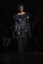 シモーネ ロシャ22-23年秋冬コレクション - 翼が折れた暗く、美しい白鳥たち｜写真5