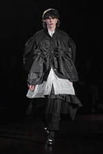 シモーネ ロシャ22-23年秋冬コレクション - 翼が折れた暗く、美しい白鳥たち｜写真10