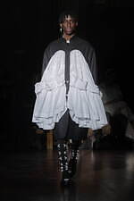 シモーネ ロシャ22-23年秋冬コレクション - 翼が折れた暗く、美しい白鳥たち｜写真12