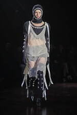 シモーネ ロシャ22-23年秋冬コレクション - 翼が折れた暗く、美しい白鳥たち｜写真13