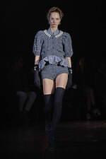 シモーネ ロシャ22-23年秋冬コレクション - 翼が折れた暗く、美しい白鳥たち｜写真16