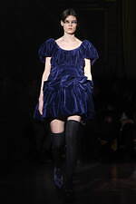 シモーネ ロシャ22-23年秋冬コレクション - 翼が折れた暗く、美しい白鳥たち｜写真18