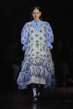 シモーネ ロシャ22-23年秋冬コレクション - 翼が折れた暗く、美しい白鳥たち｜写真19