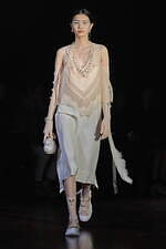 シモーネ ロシャ22-23年秋冬コレクション - 翼が折れた暗く、美しい白鳥たち｜写真23