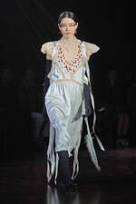 シモーネ ロシャ22-23年秋冬コレクション - 翼が折れた暗く、美しい白鳥たち｜写真25