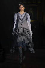 シモーネ ロシャ22-23年秋冬コレクション - 翼が折れた暗く、美しい白鳥たち｜写真26