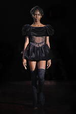 シモーネ ロシャ22-23年秋冬コレクション - 翼が折れた暗く、美しい白鳥たち｜写真31