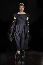 シモーネ ロシャ22-23年秋冬コレクション - 翼が折れた暗く、美しい白鳥たち｜写真32