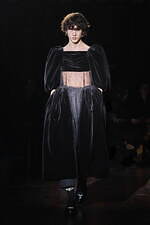 シモーネ ロシャ22-23年秋冬コレクション - 翼が折れた暗く、美しい白鳥たち｜写真33