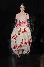 シモーネ ロシャ22-23年秋冬コレクション - 翼が折れた暗く、美しい白鳥たち｜写真39