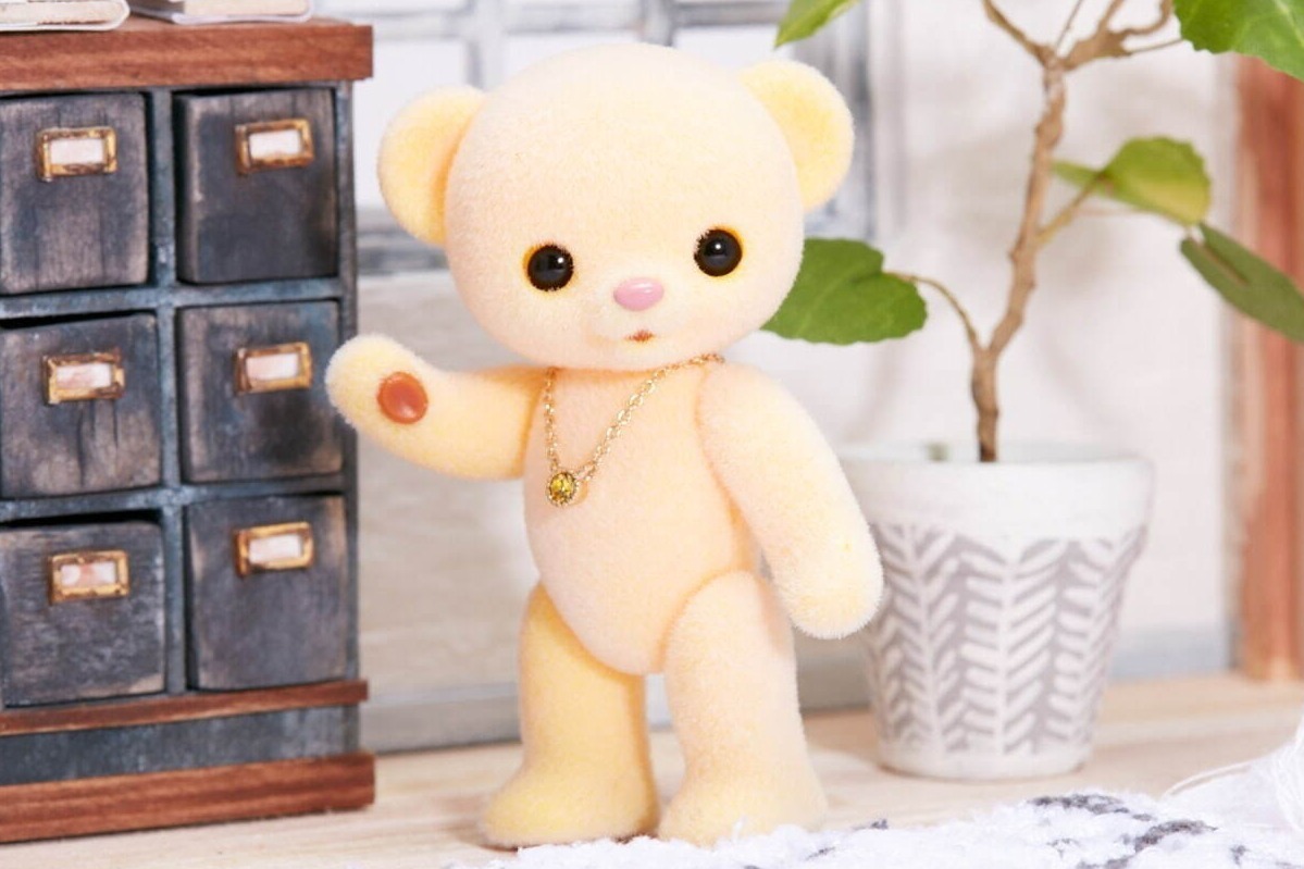 ヴァンドーム青山“ミモザの花ネックレス”付き、“手の平サイズ”クマフィギュア「ハニーベア」