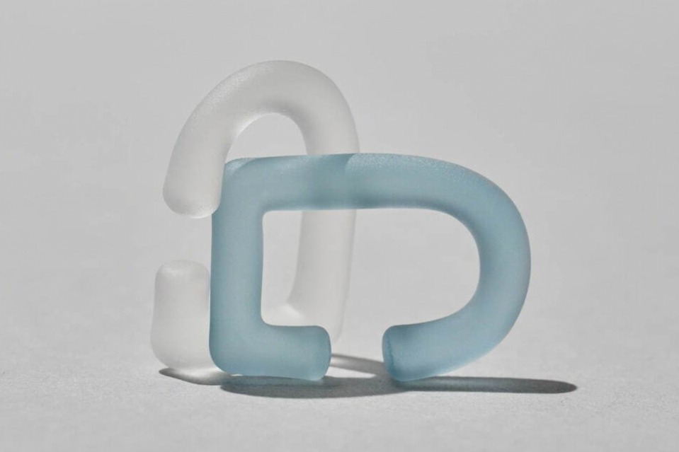 “季節によって色が変わる川”イメージのガラスアクセサリー、シリシリ新作がバーニーズ銀座店に