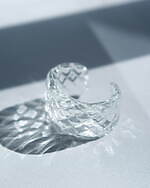 “季節によって色が変わる川”イメージのガラスアクセサリー、シリシリ新作がバーニーズ銀座店に｜写真1