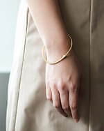 “季節によって色が変わる川”イメージのガラスアクセサリー、シリシリ新作がバーニーズ銀座店に｜写真22