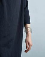 “季節によって色が変わる川”イメージのガラスアクセサリー、シリシリ新作がバーニーズ銀座店に｜写真6